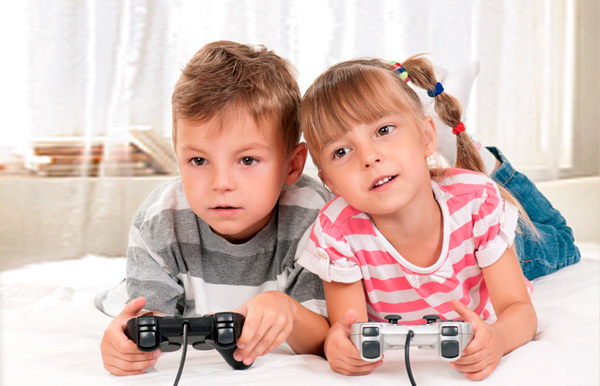 Niños jugando a videojuegos