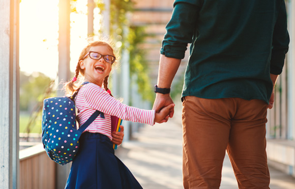 Niña yendo al colegio