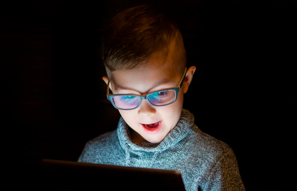 Gafas con luz azul de la pantalla del ordenador Fotografía de stock - Alamy