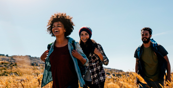 Beneficios de utilizar lentillas. Amigos disfrutando de un día por la montaña