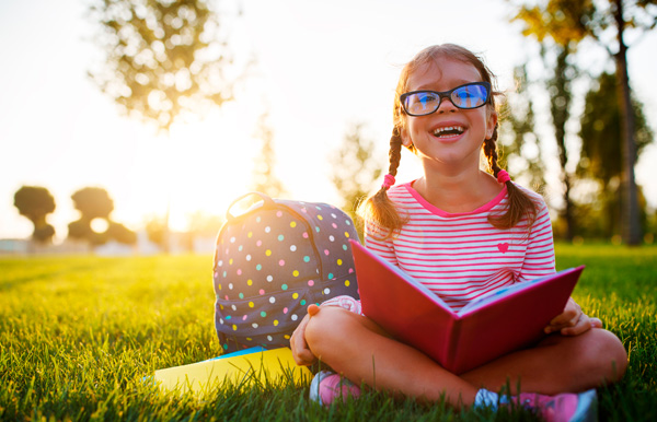 Vuelta al cole. Nina con gafas graduadas. Cuida la salud visual de los mas peques haciendo revisiones