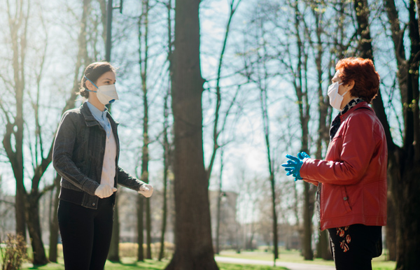 Dos personas sordas hablando con mascarilla