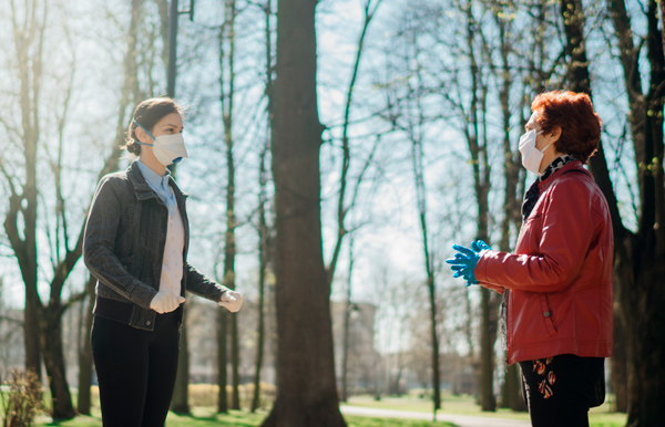 Dos personas sordas hablando con mascarilla