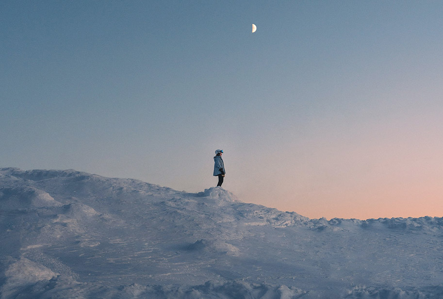 Imagen de una persona en la montaña nevada