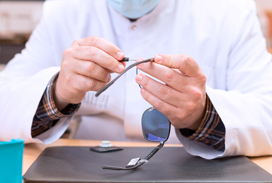 Imagen de personal en Zamarripa Ópticos reparando gafas