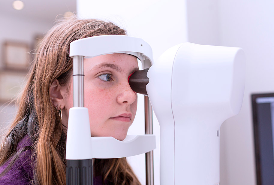 Imagen de una niña con lentes de contacto