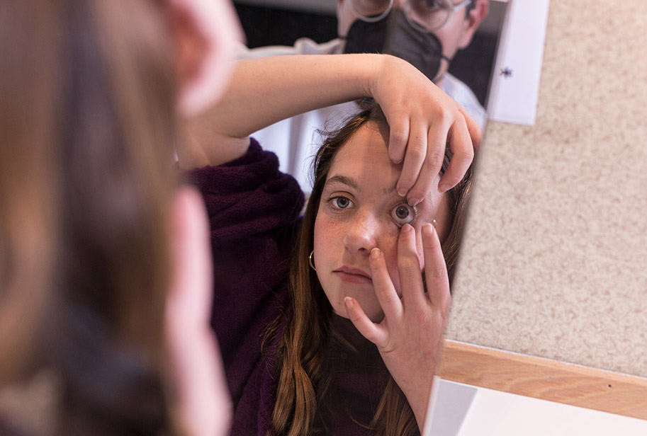 Imagen de una niña poniéndose lentillas