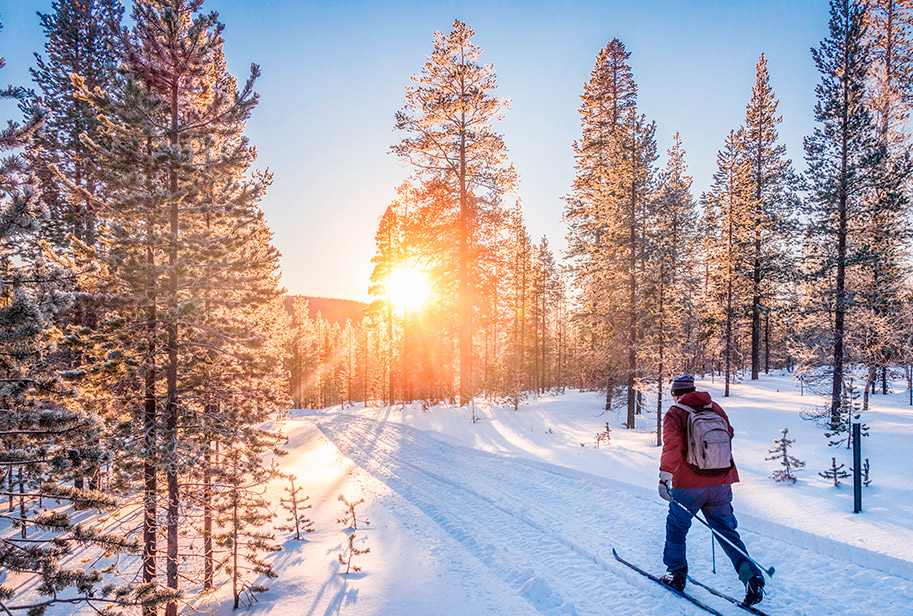 Imagen de una persona en la montaña con nieve