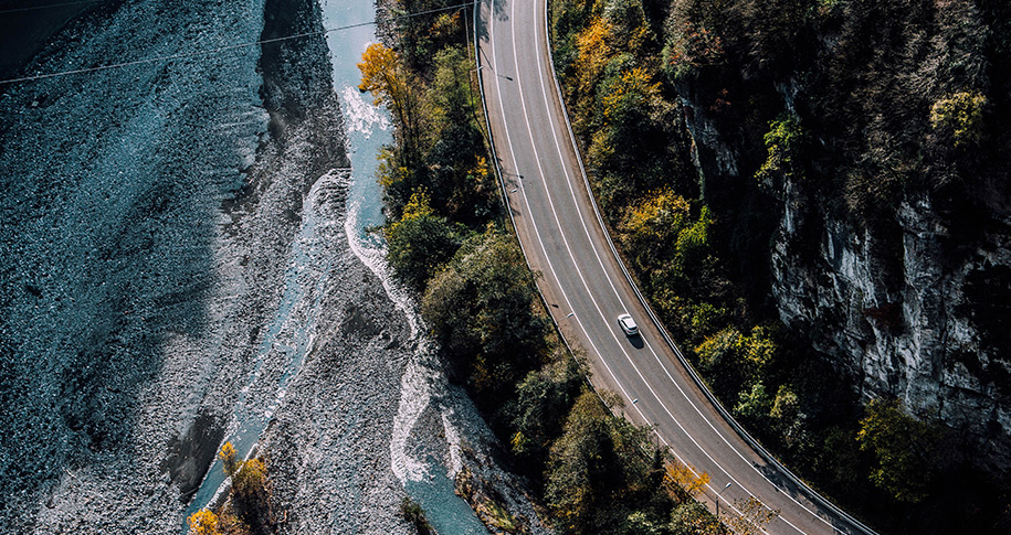 Imagen destacada de la carretera con coche