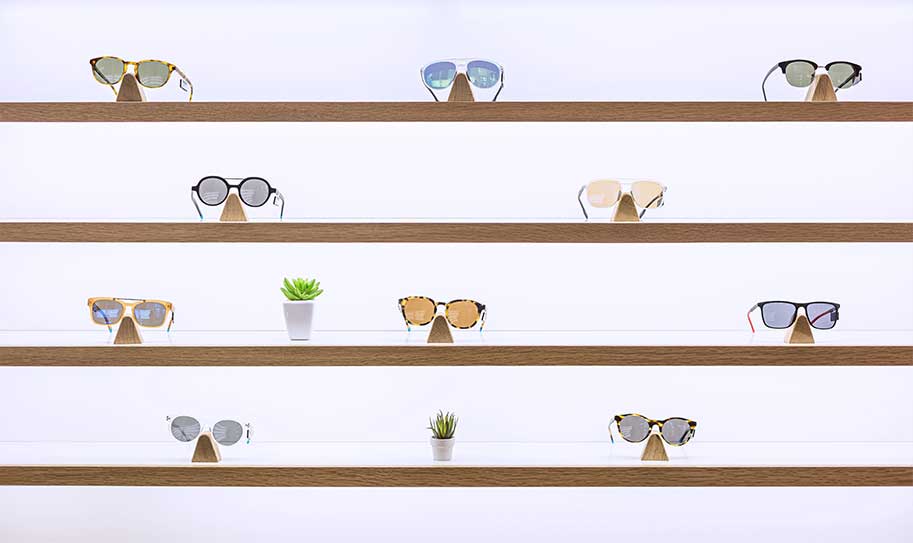 Gafas de sol en estantería de Zamarripa Ópticos