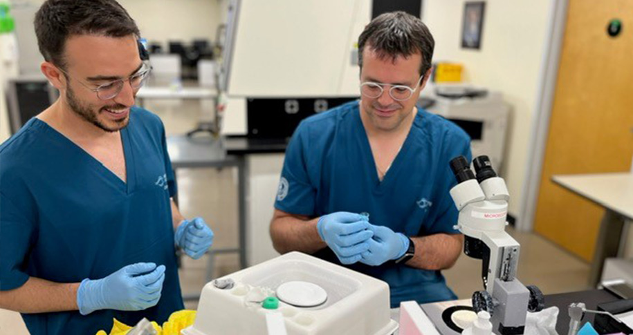 Dos personas en un laboratorio óptico