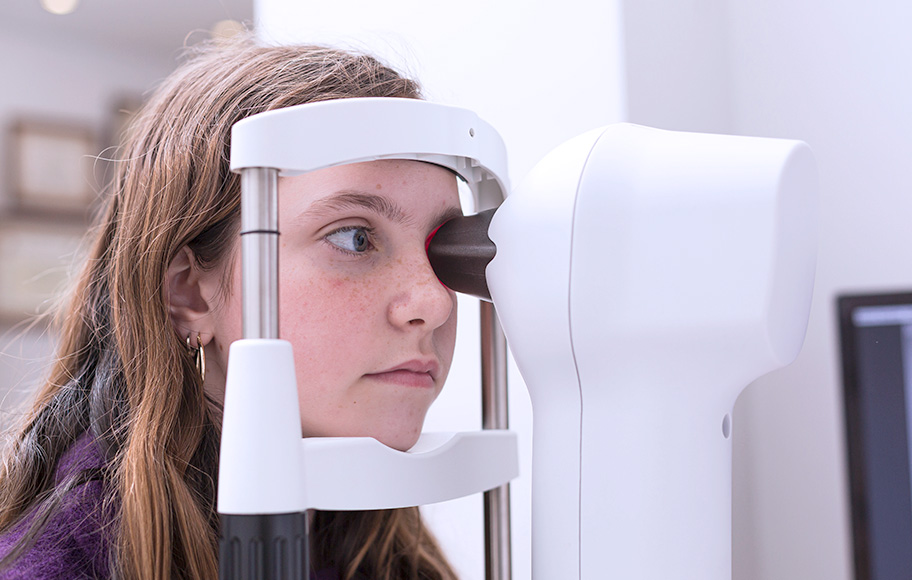 Imagen de una niña haciéndese una revisión oftalmológica