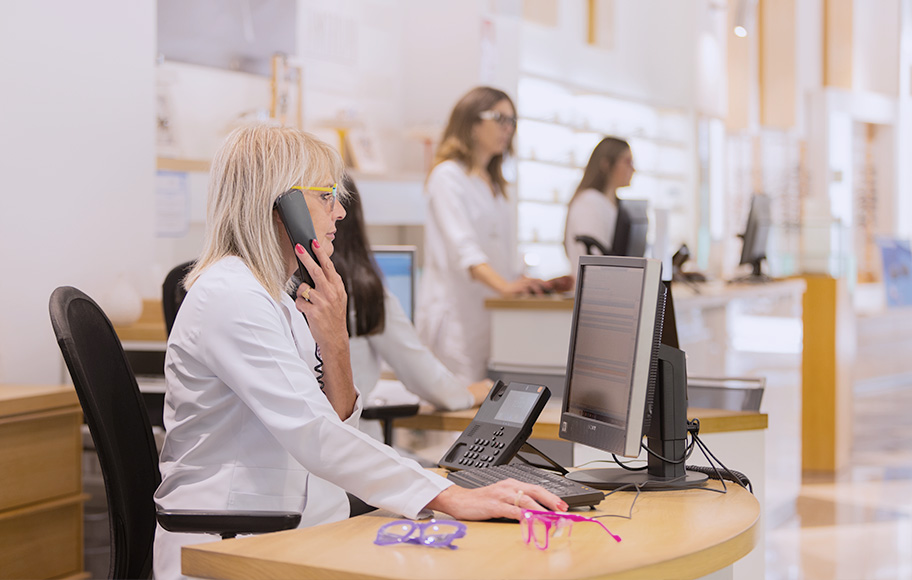 Trabajadora de una óptica hablando por teléfono.