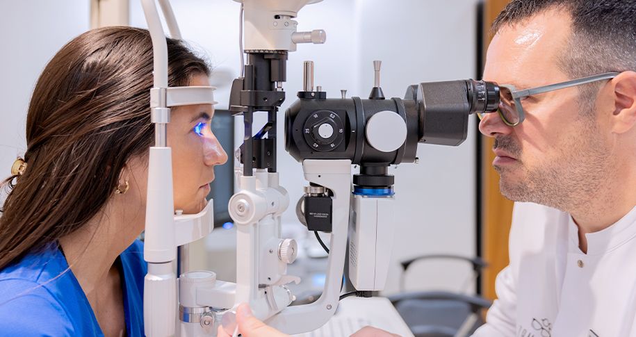 Profesional realizando una revisión ocular a una paciente.