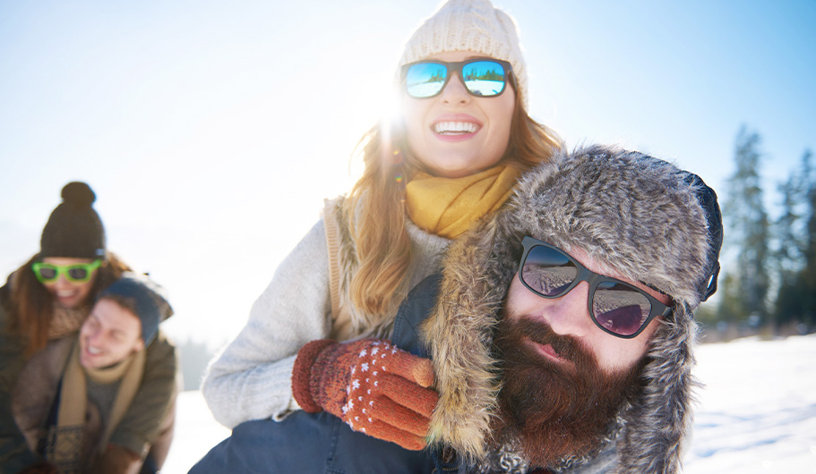 Grupo de amigos en la nieve con gafas de sol