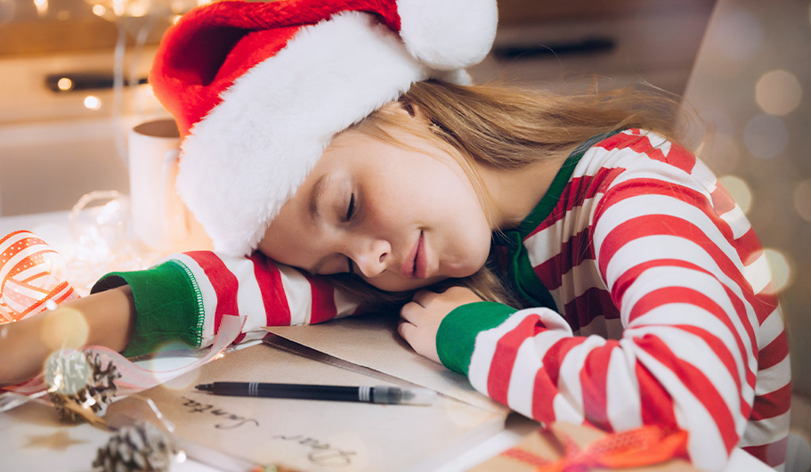 NIña dormida vestida de elfo navideño