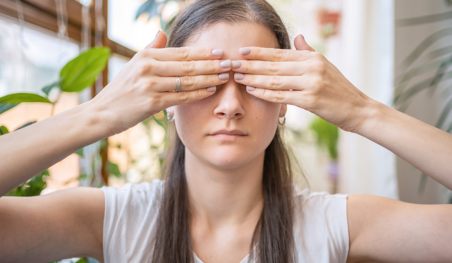Chica tapandose los ojos
