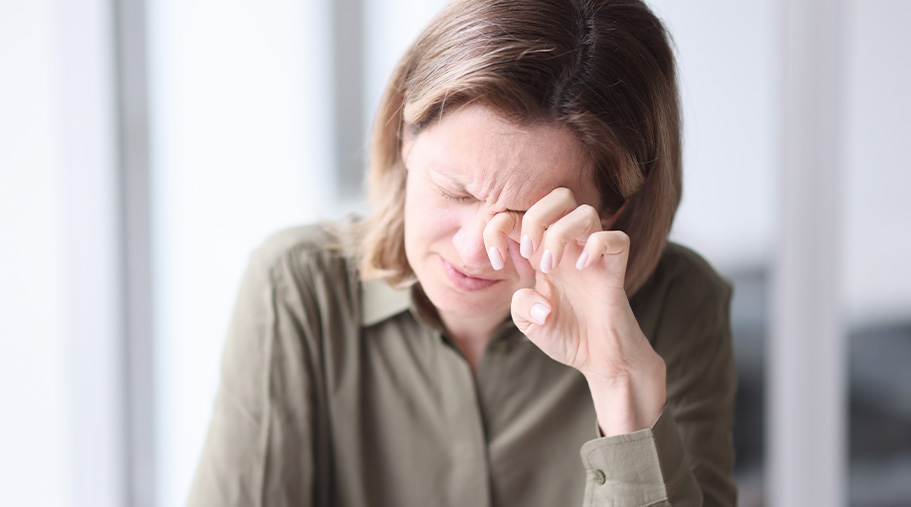 Mujer con picor de ojos