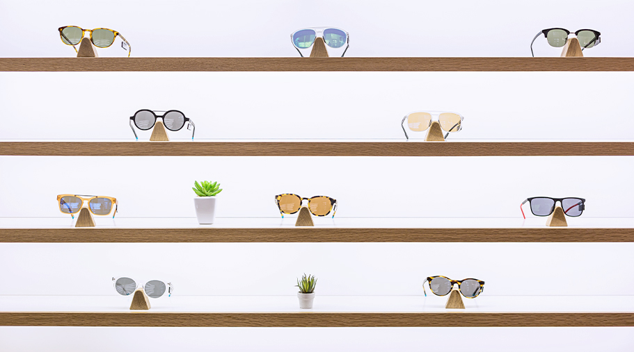 Estanterías llenas de gafas de sol