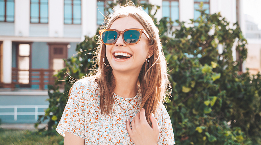 Chica joven con gafas de sol riendo