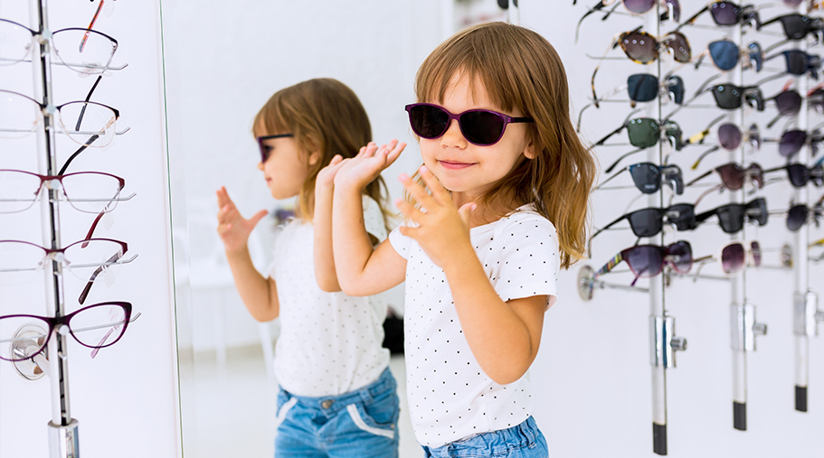 Niña en una óptica probándose gafas de sol
