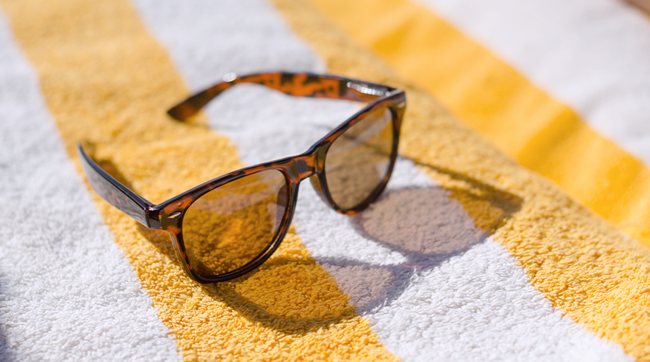 Gafas de sol sobre una toalla de playa 