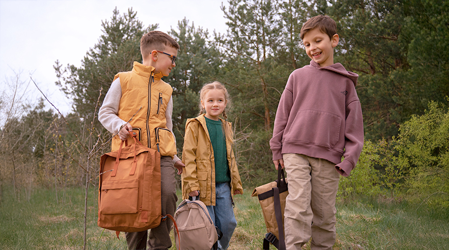 Grupo de niños de campamento con mochilas