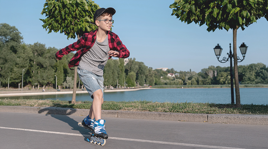 Niño con gafas patinando