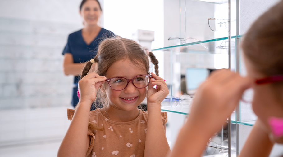 Niña pequeña con gafas