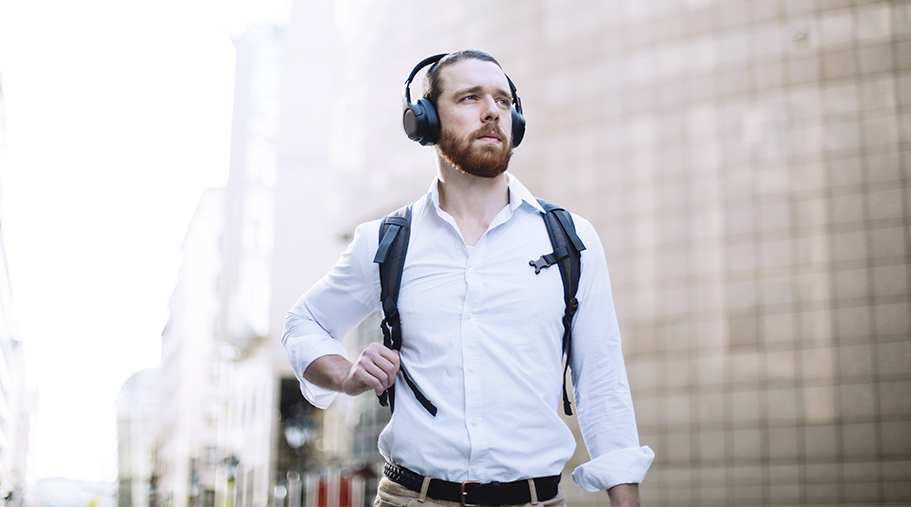 Hombre joven con auriculares inalambricos.