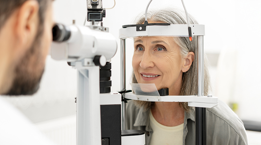 Mujer madura revisándose la vista