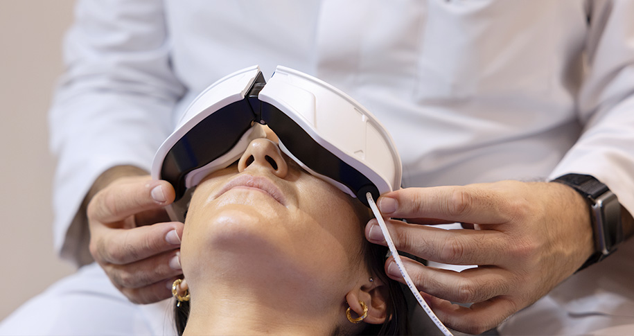 CHica recibiendo tratamiento de la máscara SMB Activa