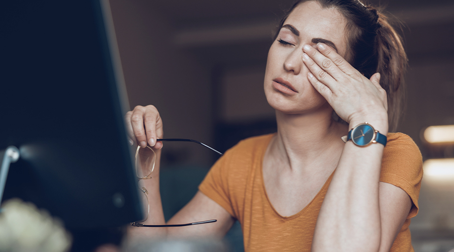 Chica con la vista cansada mientras trabaja