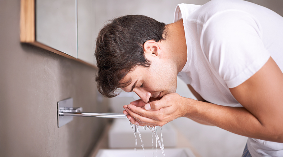 Chico lavándose la cara