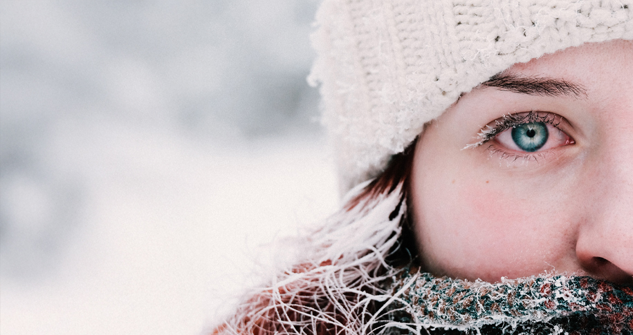 Chica con los ojos rojos en un entorno invernal