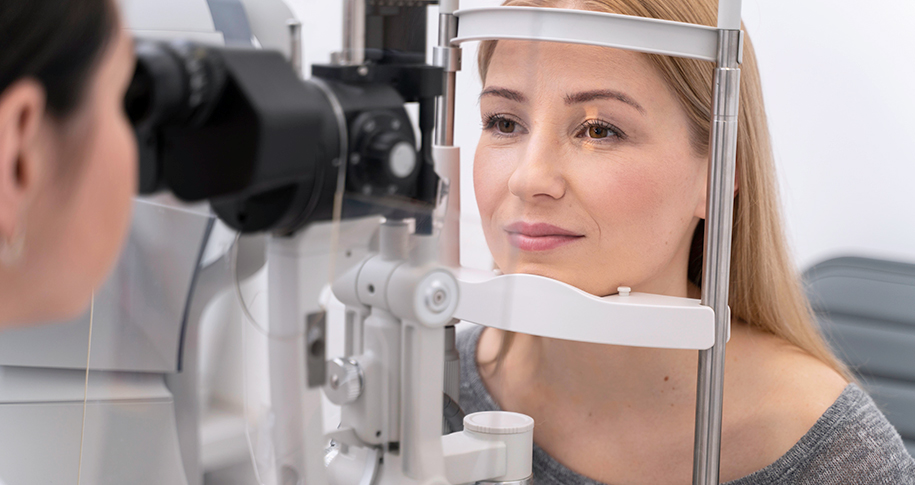 Mujer haciendose la prueba de glaucoma